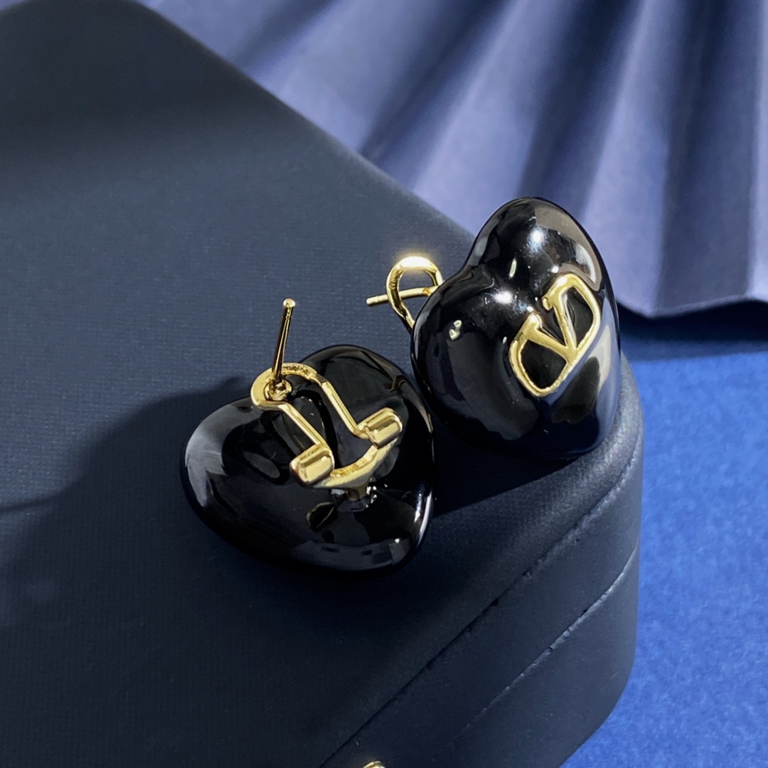 “Valentino Black Heart Necklace HL92 P265 P290 P285: Stylish Gold-Colored Accessory for Women” - 图片 8