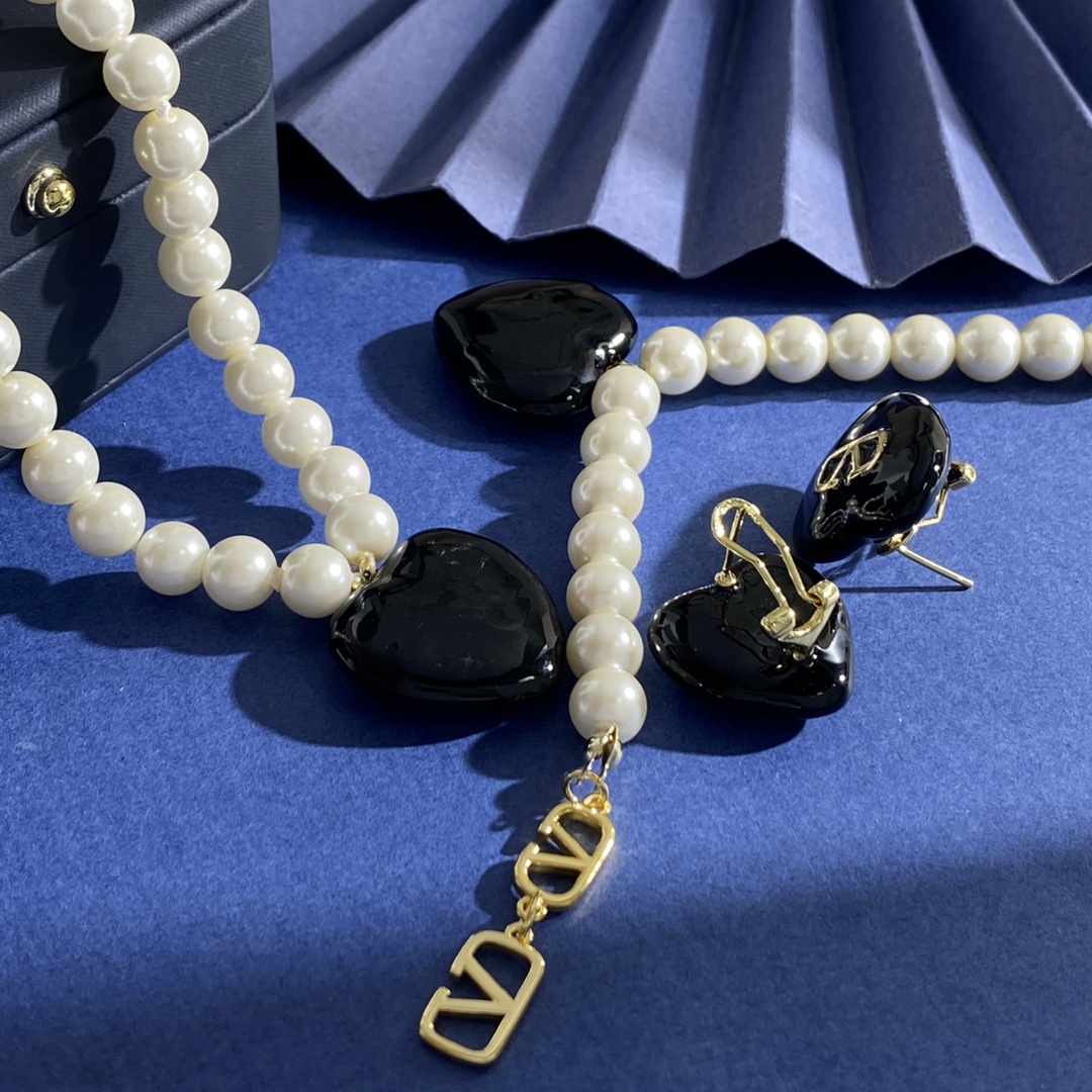 “Valentino Black Heart Necklace HL92 P265 P290 P285: Stylish Gold-Colored Accessory for Women” - 图片 7