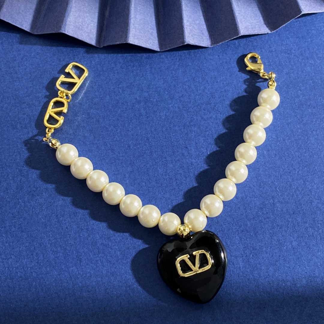 “Valentino Black Heart Necklace HL92 P265 P290 P285: Stylish Gold-Colored Accessory for Women” - 图片 5