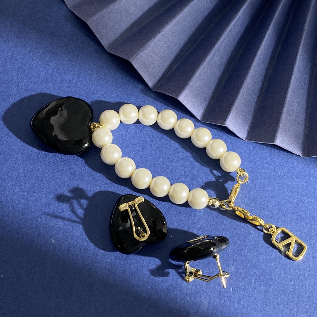 “Valentino Black Heart Necklace HL92 P265 P290 P285: Stylish Gold-Colored Accessory for Women” - 图片 3