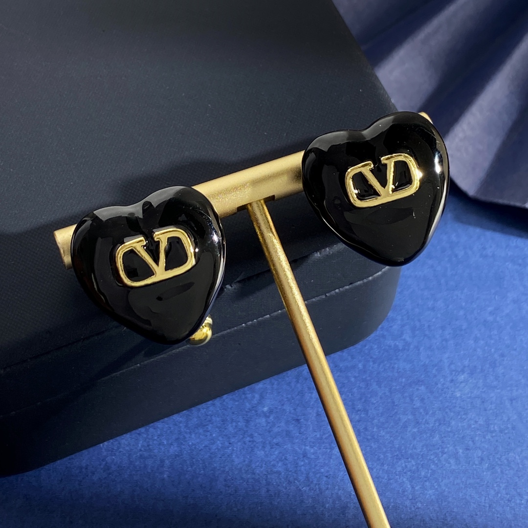 “Valentino Black Heart Necklace HL92 P265 P290 P285: Stylish Gold-Colored Accessory for Women” - 图片 4