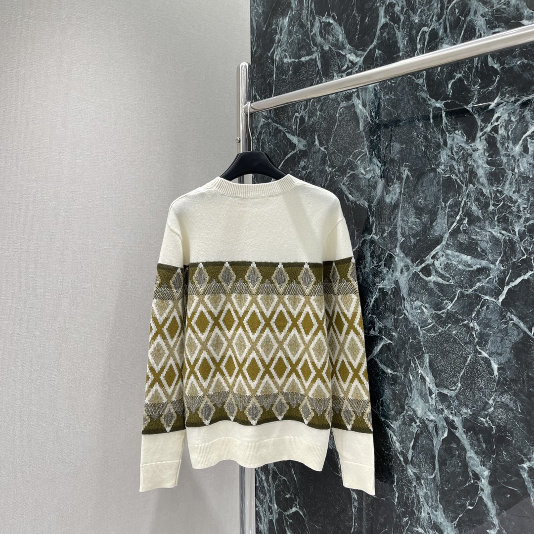 “Stylish Female Suit: Brand Micro-Decoration, Knit Sweaters, Elegant Design, Muscle-Lined Paths” - 图片 7