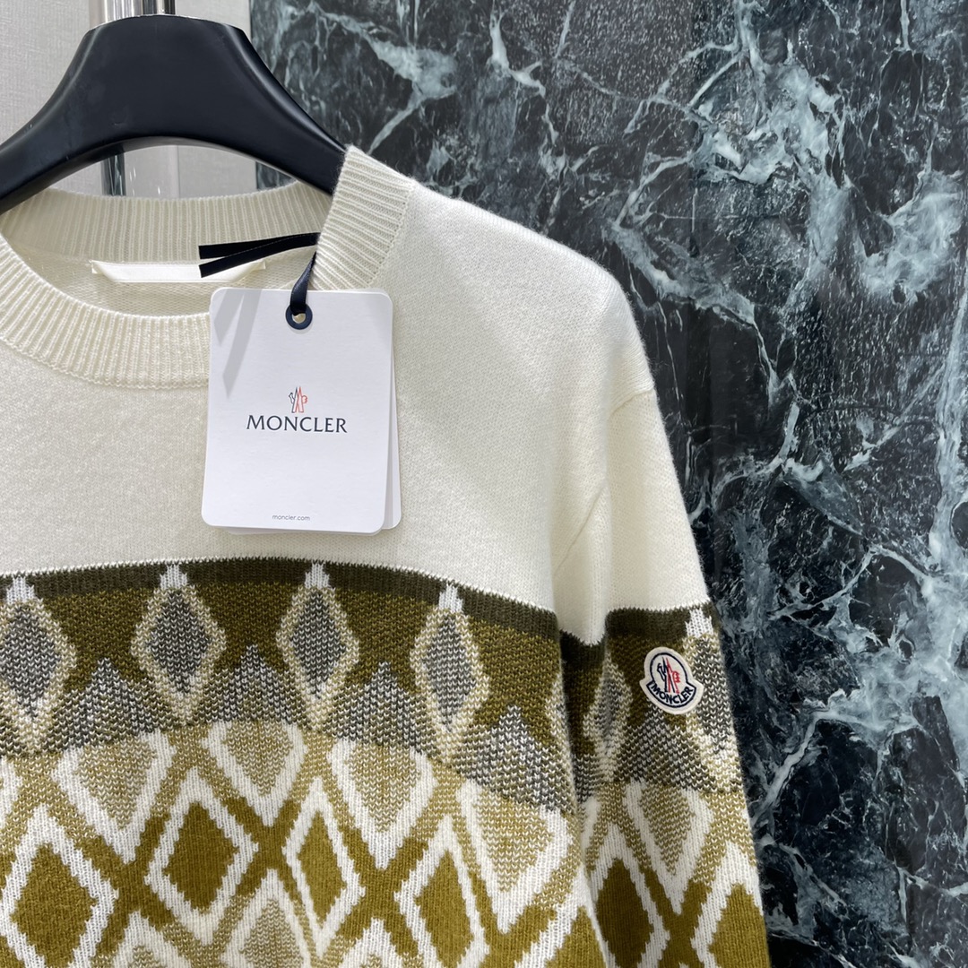 “Stylish Female Suit: Brand Micro-Decoration, Knit Sweaters, Elegant Design, Muscle-Lined Paths” - 图片 3
