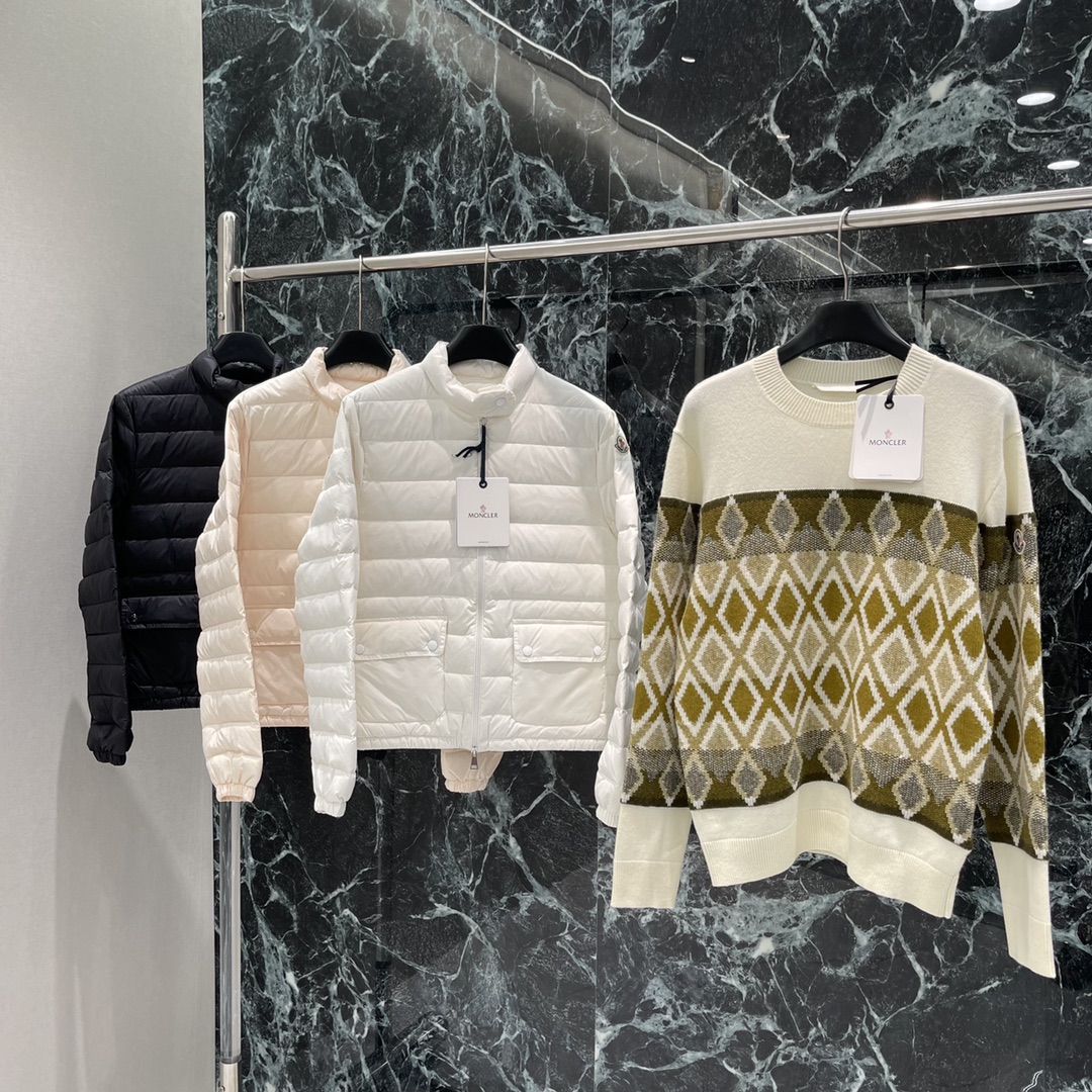 “Stylish Female Suit: Brand Micro-Decoration, Knit Sweaters, Elegant Design, Muscle-Lined Paths” - 图片 8