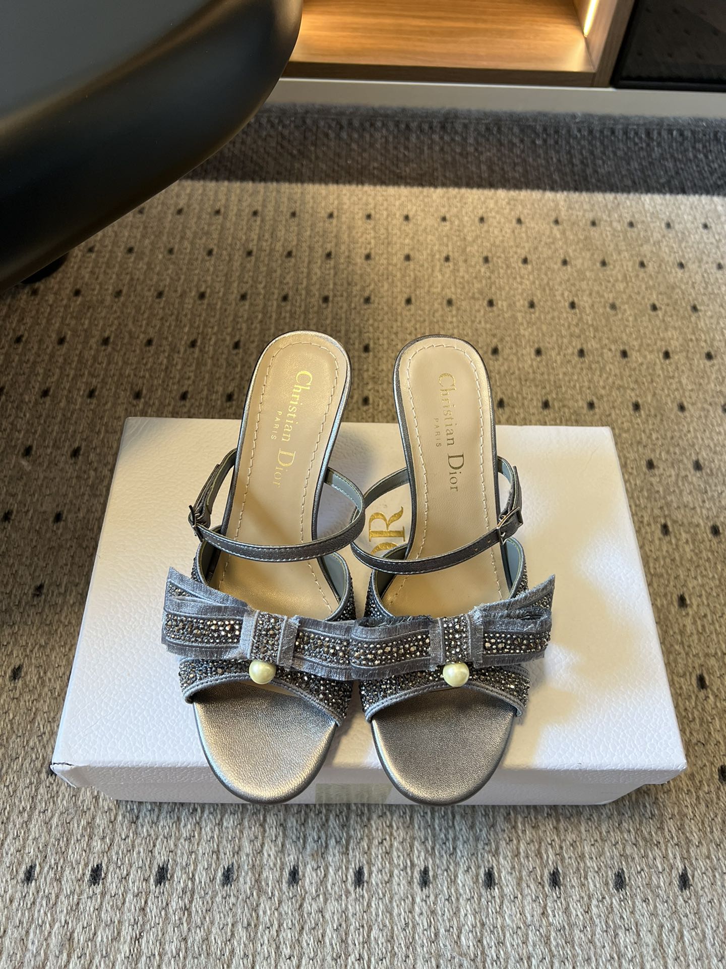 NO:462224,Dio* 25ss Spring and Summer New Dior Round-toe High-heeled Dress This My Dior high-heeled Dress is a new product in the 2025 Spring and Summer Ready-toe series, exquisite and elegant. It is carefully crafted with cloth leather, pointed toe design, embellished with a golden metallic Christian Dior Paris logo, which is recognizable and demonstrates Dior's extraordinary exquisite craftsmanship. It is paired with adjustable lace-up and graphic-style heels, making the fashionable design more elegant. Upper sheepskin inner sheepskin lining outsole Italian leather outsole Size35-40 (40 custom-made without return and exchange), high heels slippers, dior, dior, high heels, slippers, sheepskin, Leather soles19860909Dio* 25ss 春夏新款 迪奥 圆头高跟拖 这款 My Dior 高跟拖是2025春夏成衣系列新品,精致优雅.采用布面革精心制作,尖头设计,点缀以金色饰面金属 Christian Dior Paris 标志,富有辨识度,彰显 Dior 非凡的精湛工艺.搭配可调节系带和图形风格鞋跟,令时尚的设计更显典雅. 鞋面羊皮烫钻 内里羊皮内里 大底意大利真皮大底 Size35-40（40定制不退换）,高跟鞋拖鞋,dior,dior,high heels,slippers,sheepskin,Leather soles,Women's Shoes