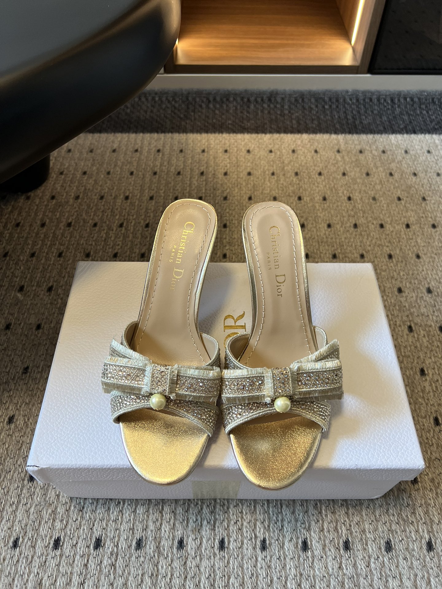 NO:460219,Top quality Dio* 25ss Spring and Summer New Dior Round-toe High-heeled Dress This My Dior high-heeled Dress is a new product in the 2025 Spring and Summer Ready-toe series, exquisite and elegant. It is carefully crafted with cloth leather, pointed toe design, embellished with a golden metallic Christian Dior Paris logo, recognizable, and demonstrates Dior's extraordinary exquisite craftsmanship. Paired with adjustable lace-up and graphic-style heels, the fashionable design is more elegant. Upper sheepskin inner sheepskin inner Italian leather outsole Size35-40 (40 custom-made without return and exchange), high heels slippers, dior, dior, high heels, slippers, sheepskin, Leather soles19860909顶级品质 Dio* 25ss 春夏新款 迪奥 圆头高跟拖 这款 My Dior 高跟拖是2025春夏成衣系列新品,精致优雅.采用布面革精心制作,尖头设计,点缀以金色饰面金属 Christian Dior Paris 标志,富有辨识度,彰显 Dior 非凡的精湛工艺.搭配可调节系带和图形风格鞋跟,令时尚的设计更显典雅. 鞋面羊皮烫钻 内里羊皮内里 大底意大利真皮大底 Size35-40（40定制不退换）,高跟鞋拖鞋,dior,dior,high heels,slippers,sheepskin,Leather soles,Women's Shoes