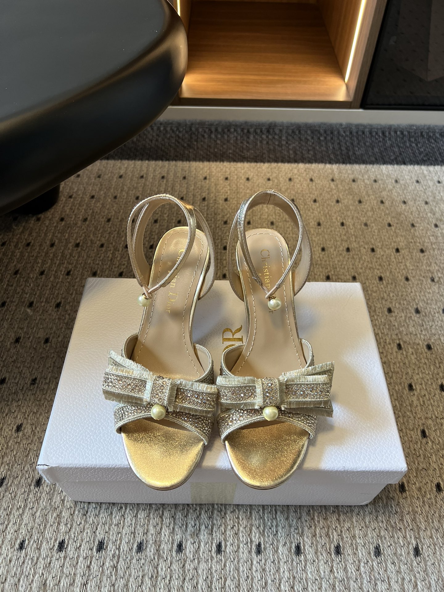 NO:462221,Dio* 25ss Spring and Summer New Dior Round-toe Heeled High Heels This My Dior High Heels is a new product in the 2025 Spring and Summer Ready-toe series, exquisite and elegant. It is carefully crafted with cloth leather, pointed toe design, embellished with a golden metallic Christian Dior Paris logo, which is recognizable and demonstrates Dior's extraordinary exquisite craftsmanship. It is paired with adjustable lace-up and graphic-style heels, making the fashionable design more elegant. Upper sheepskin inner sheepskin lining outsole Italian leather outsole Size35-40 (40 custom-made without return and exchange), high heels sandals, dior, dior, sandals, high heels, sheepskin, Leather soles19860909Dio* 25ss 春夏新款 迪奥 圆头露跟高跟鞋 这款 My Dior 高跟鞋是2025春夏成衣系列新品,精致优雅.采用布面革精心制作,尖头设计,点缀以金色饰面金属 Christian Dior Paris 标志,富有辨识度,彰显 Dior 非凡的精湛工艺.搭配可调节系带和图形风格鞋跟,令时尚的设计更显典雅. 鞋面羊皮烫钻 内里羊皮内里 大底意大利真皮大底 Size35-40（40定制不退换）,高跟鞋凉鞋,dior,dior,sandals,high heels,sheepskin,Leather soles,Women's Shoes