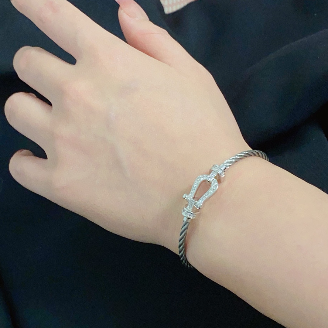 “High-Quality Silver-Lined Bracelets: Stylish Hand-Chained Horse-Hoofed Bracelet Collection in 18k Gold” - 图片 2