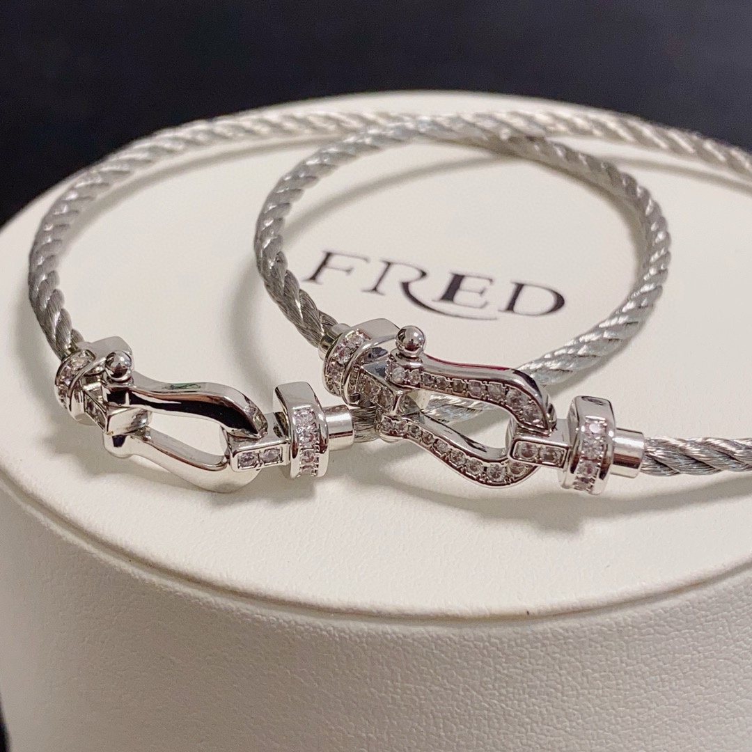 “High-Quality Silver-Lined Bracelets: Stylish Hand-Chained Horse-Hoofed Bracelet Collection in 18k Gold” - 图片 4