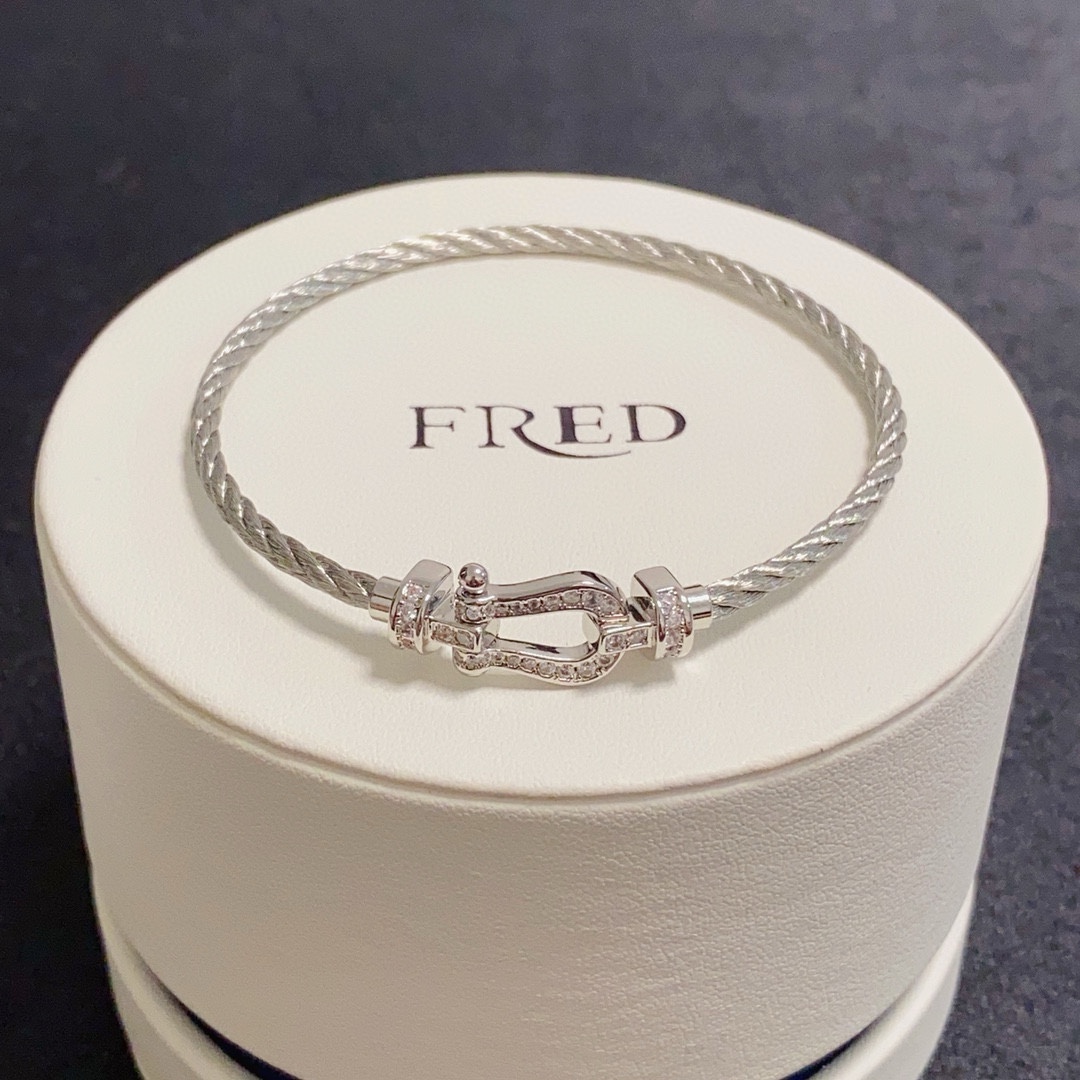 “High-Quality Silver-Lined Bracelets: Stylish Hand-Chained Horse-Hoofed Bracelet Collection in 18k Gold” - 图片 5