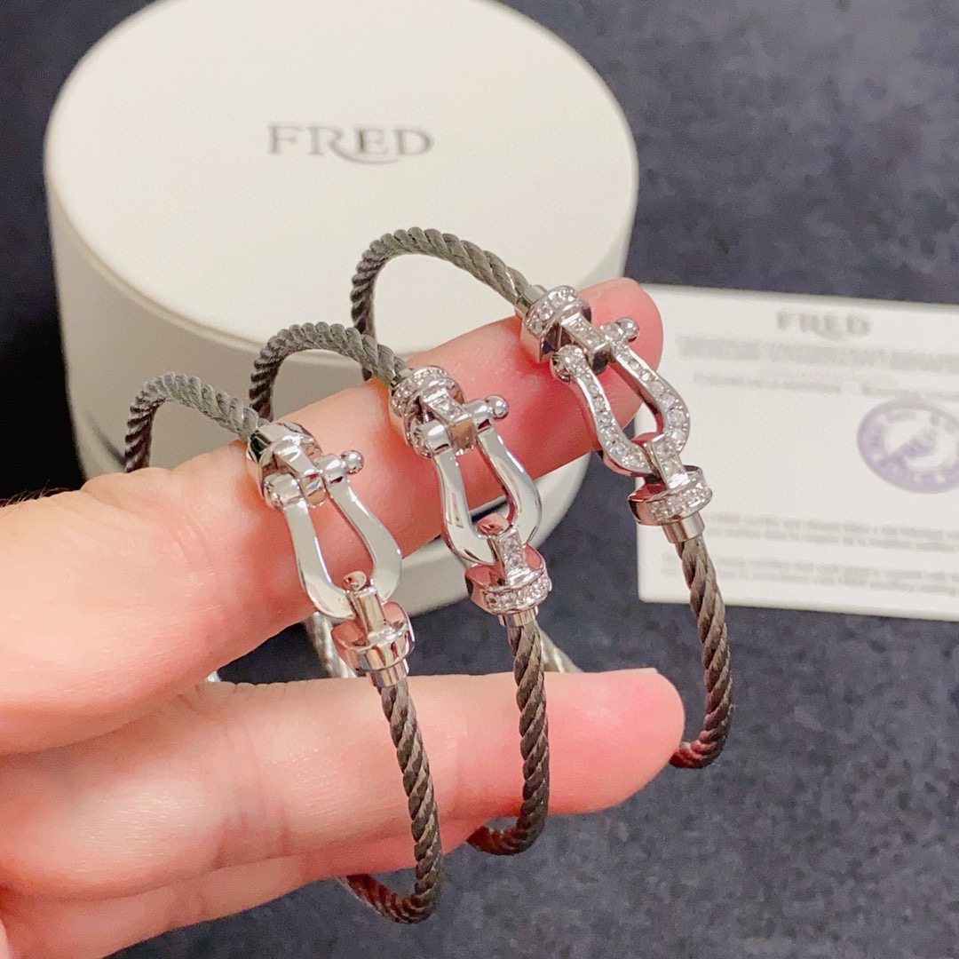 “High-Quality Silver-Lined Bracelets: Stylish Hand-Chained Horse-Hoofed Bracelet Collection in 18k Gold” - 图片 3