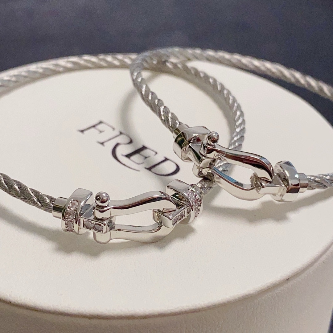 “High-Quality Silver-Lined Bracelets: Stylish Hand-Chained Horse-Hoofed Bracelet Collection in 18k Gold” - 图片 9