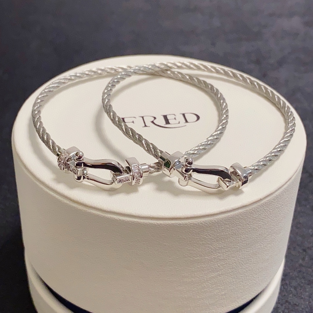 “High-Quality Silver-Lined Bracelets: Stylish Hand-Chained Horse-Hoofed Bracelet Collection in 18k Gold” - 图片 6