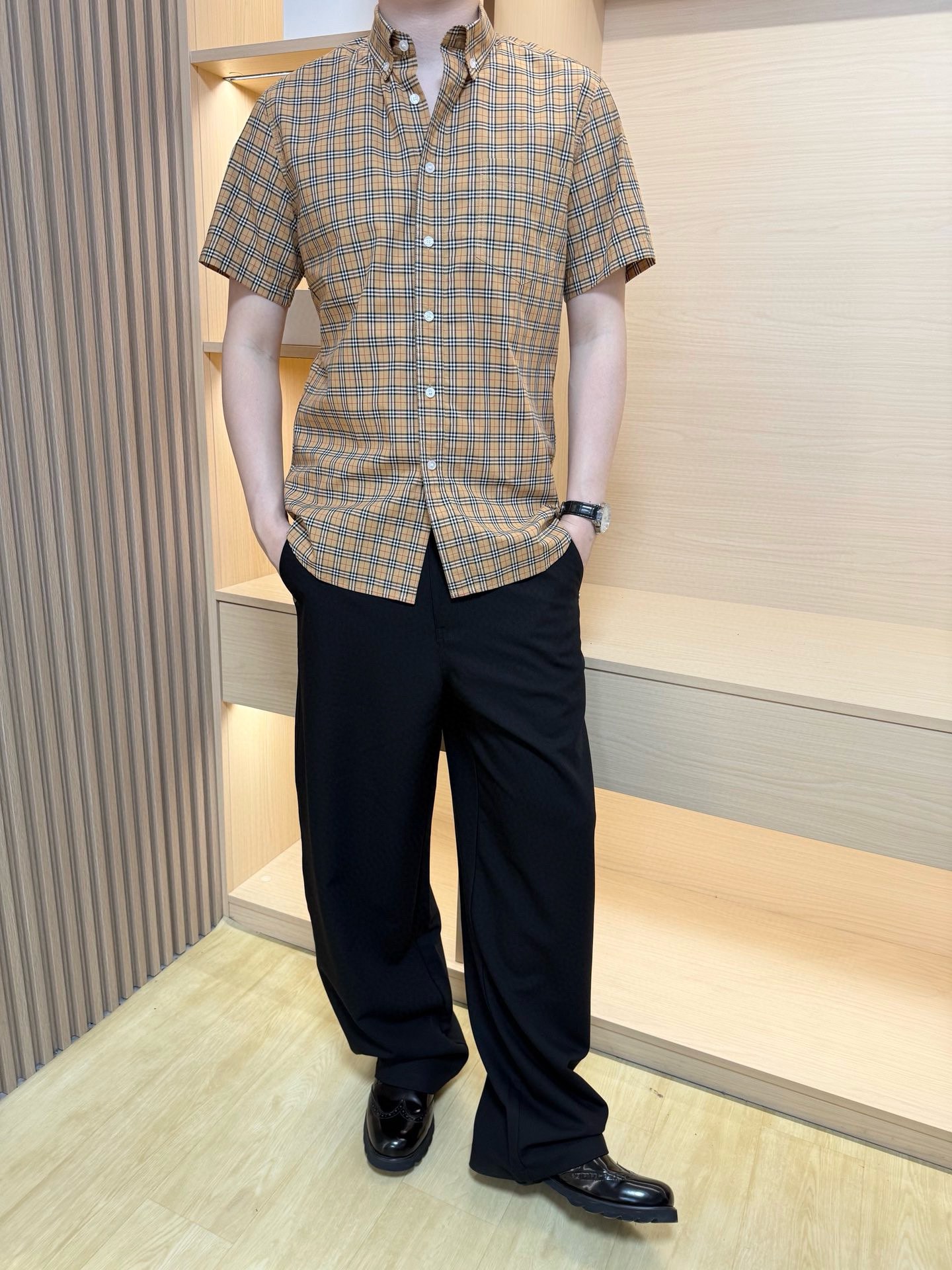 NO:503451,Burberry-2025 counter latest shirts are shipped, and European and American counters are on sale simultaneously!  Selected Italian custom-made cotton fabrics with the latest contrasting fine plaid design, simple and elegant, and are very suitable for business and casual. S-2XL (model 173/130 wearing S code, with Hong Kong Lane Crawford gift box packaging), burberry, alexander wang19860909巴宝莉-2025专柜最新衬衣出货 欧美专柜同步发售！精选意大利定制精棉面料搭配最新的撞色细格纹设计,简约大方 商务休闲都非常适合.码数S-2XL（模特173/130穿S码,配香港连卡佛礼盒包装）,,burberry,alexander wang,Men's clothing