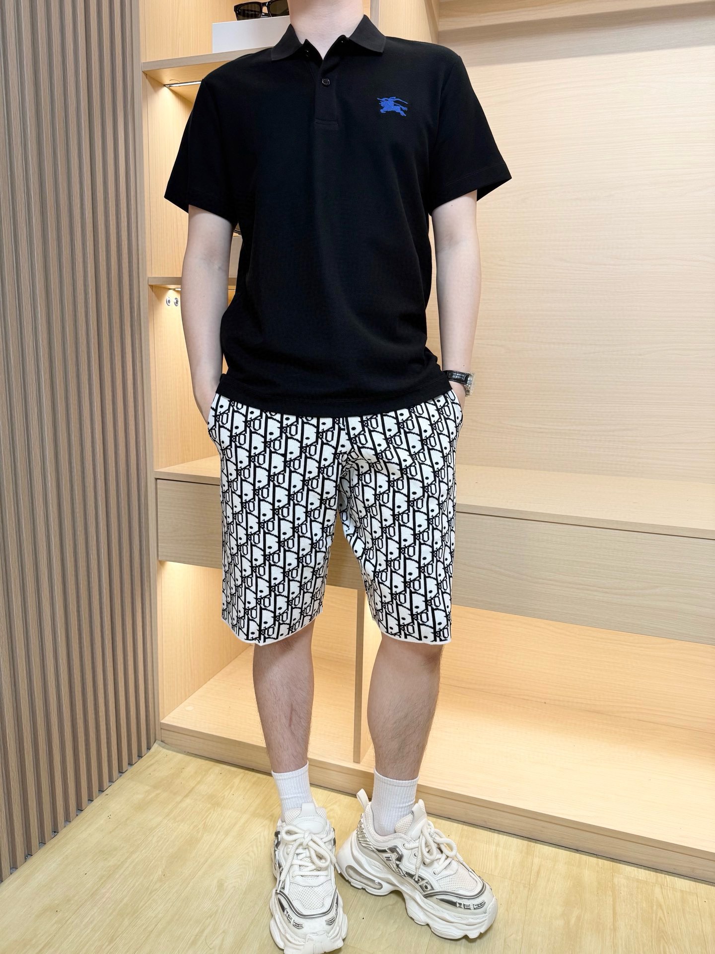 NO:503455,Burberry-2025 latest hot Polo, hot-selling items in Europe and the United States!  Selected Italian imported fine cotton fabrics with simple and elegant designs, the Pegasus logo on the chest highlights the charm, and the upper body effect can be seen. S-XXL (model 180/140 wears M, with Hong Kong Lane Crawford gift box packaging), burberry, alexander wang19860909巴宝莉-2025最新爆款Polo出货 欧美热销单品！精选意大利进口精棉面料搭配简约大方的设计,胸前的飞马标志彰显韵味 上身效果看得见.码数S-XXL（模特180/140穿M,配香港连卡佛礼盒包装）,,burberry,alexander wang,Men's clothing