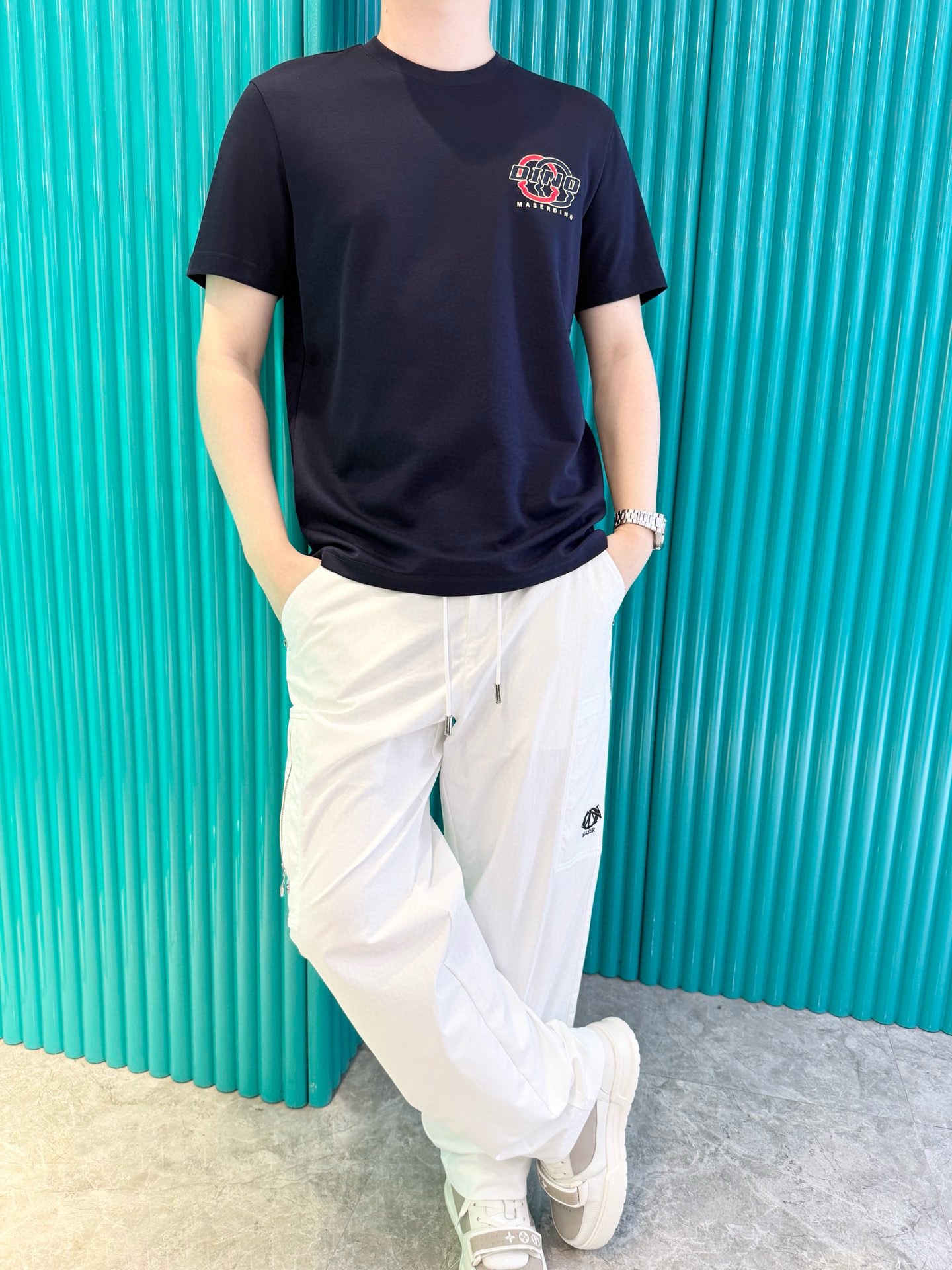 NO:503471,Dino Luxury Products - Brand's latest round neck T-shirt shipment in 2025, hot-selling items in Europe and the United States!  Select Italian imported brands to customize European cotton!  The brand logo on the chest is matched with the latest design to highlight fashion!  Number of codes 48-56 (model 180/140 wears 50, with Hong Kong Lane Crawford gift box packaging), tees, t-shirt, alexander wang19860909Dino奢品-品牌2025最新圆领T恤出货 欧美热销单品！精选意大利进口品牌定制欧货棉！胸口的品牌标志搭配最新的设计,彰显时尚 ！码数48-56（模特180/140穿50,配香港连卡佛礼盒包装）,,tees，t-shirt,alexander wang,Men's clothing