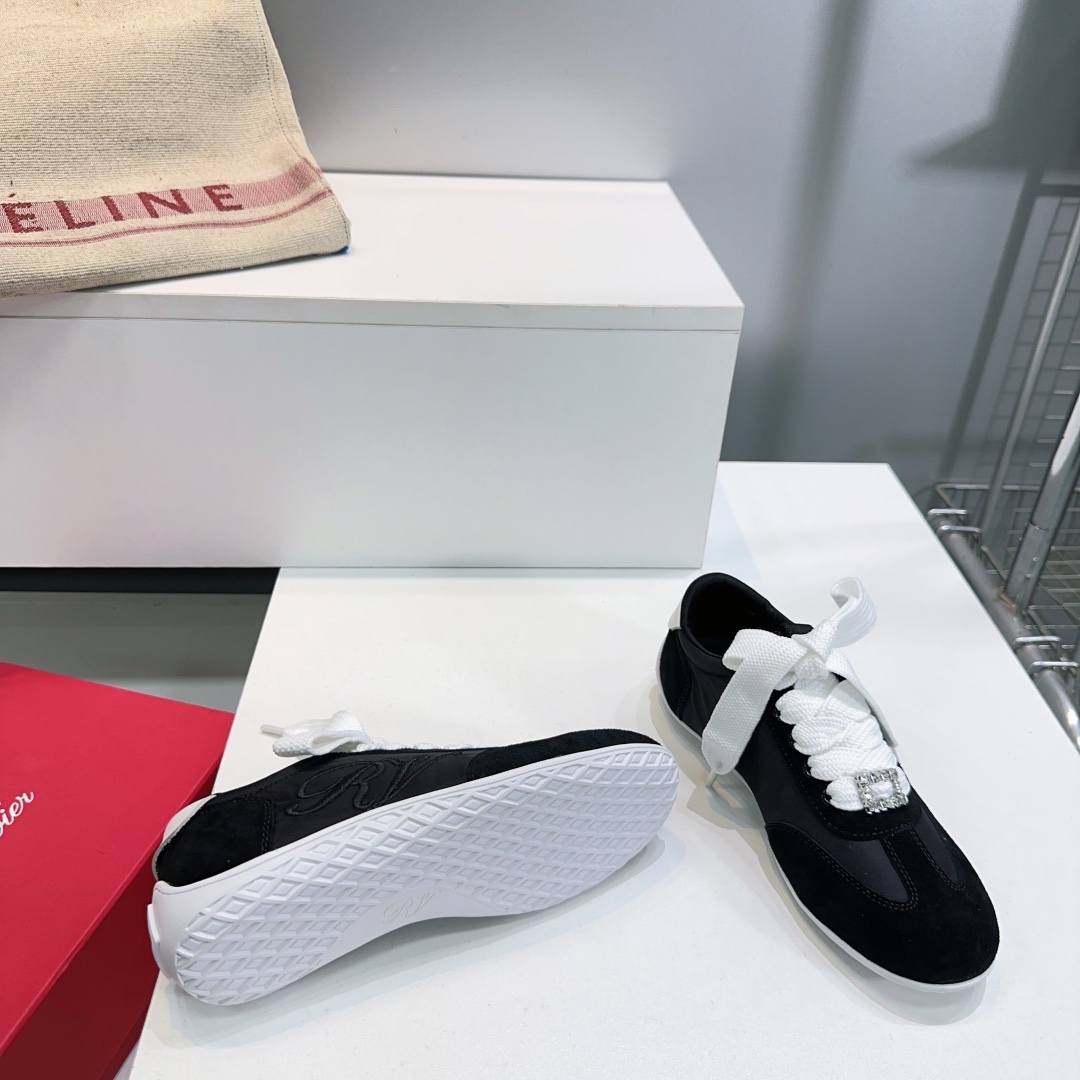 “Roger Vivier Autumn Winter Recreational Shoes with Embroidery: High-Quality Design and Comfort” - 图片 5