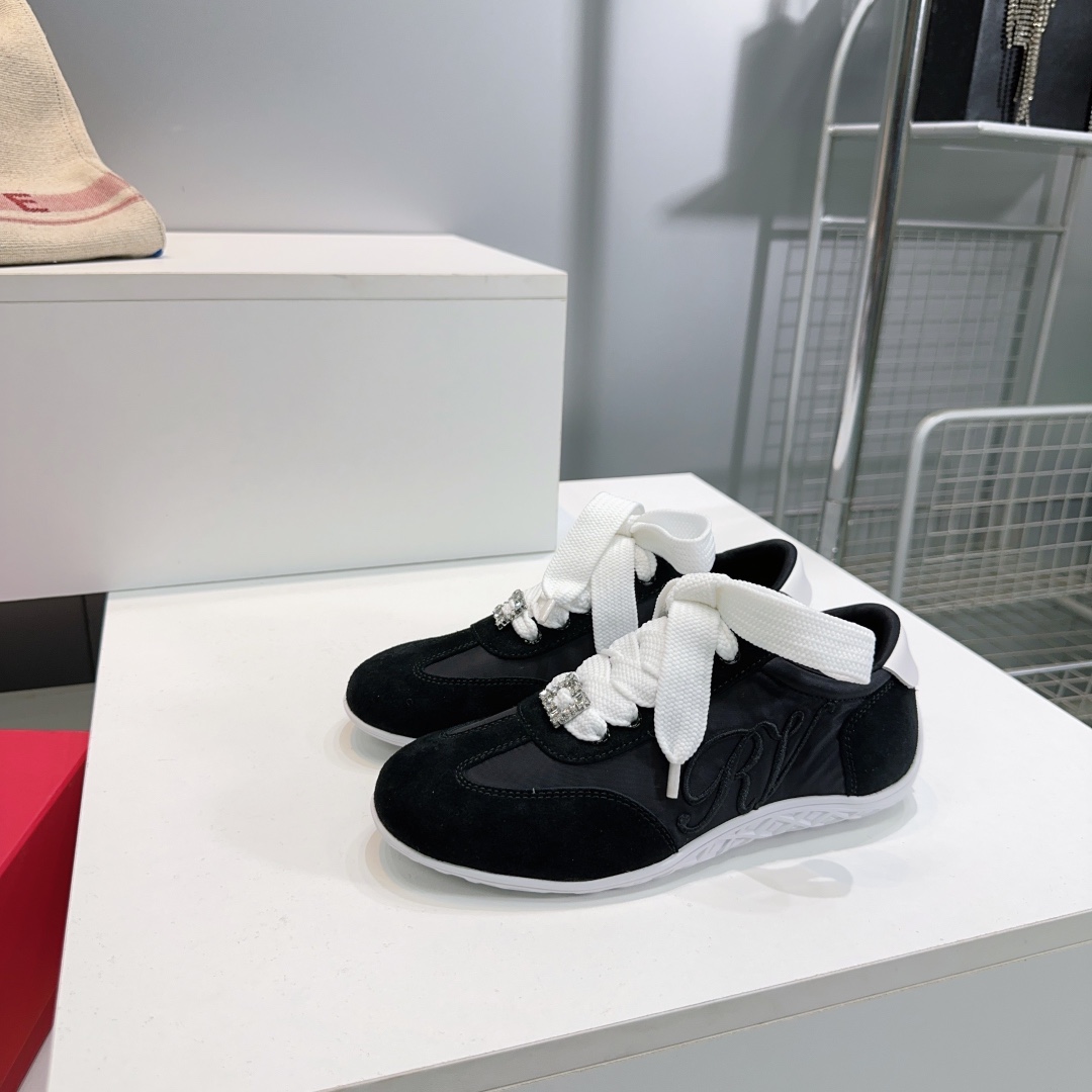 “Roger Vivier Autumn Winter Recreational Shoes with Embroidery: High-Quality Design and Comfort” - 图片 8