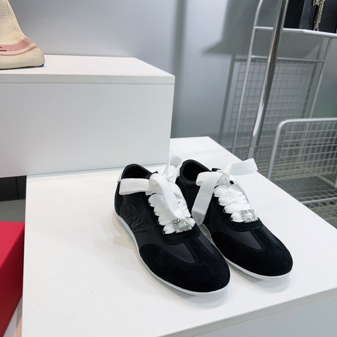 “Roger Vivier Autumn Winter Recreational Shoes with Embroidery: High-Quality Design and Comfort” - 图片 4