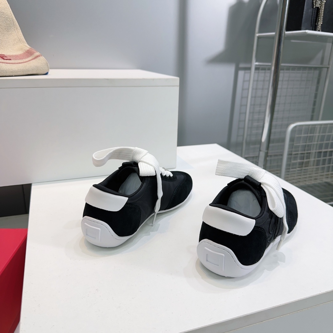 “Roger Vivier Autumn Winter Recreational Shoes with Embroidery: High-Quality Design and Comfort” - 图片 6