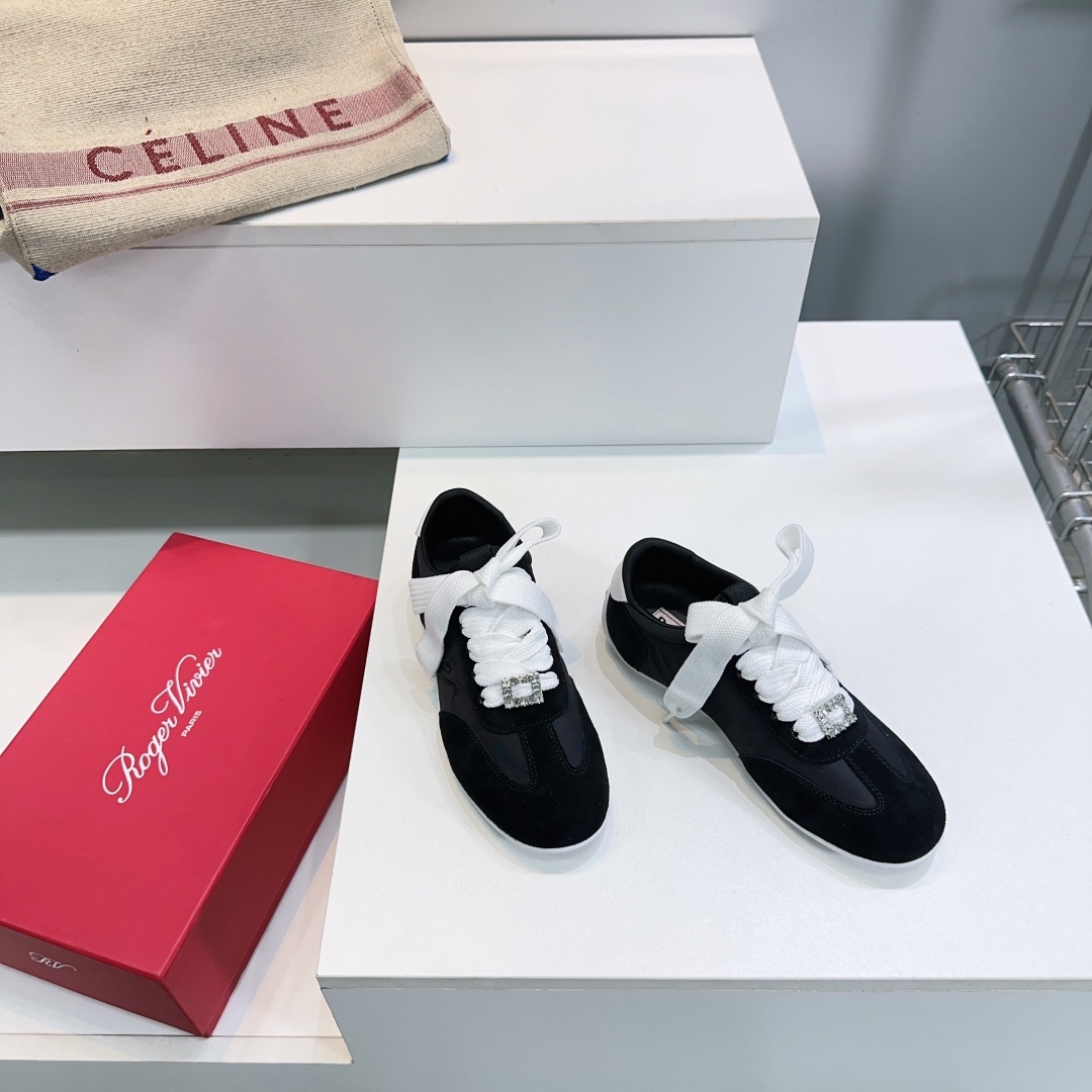 “Roger Vivier Autumn Winter Recreational Shoes with Embroidery: High-Quality Design and Comfort” - 图片 2