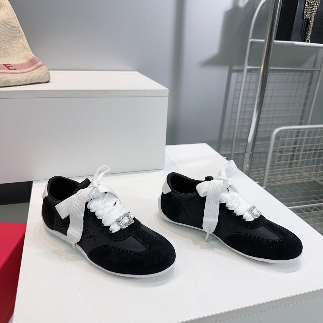 “Roger Vivier Autumn Winter Recreational Shoes with Embroidery: High-Quality Design and Comfort” - 图片 3