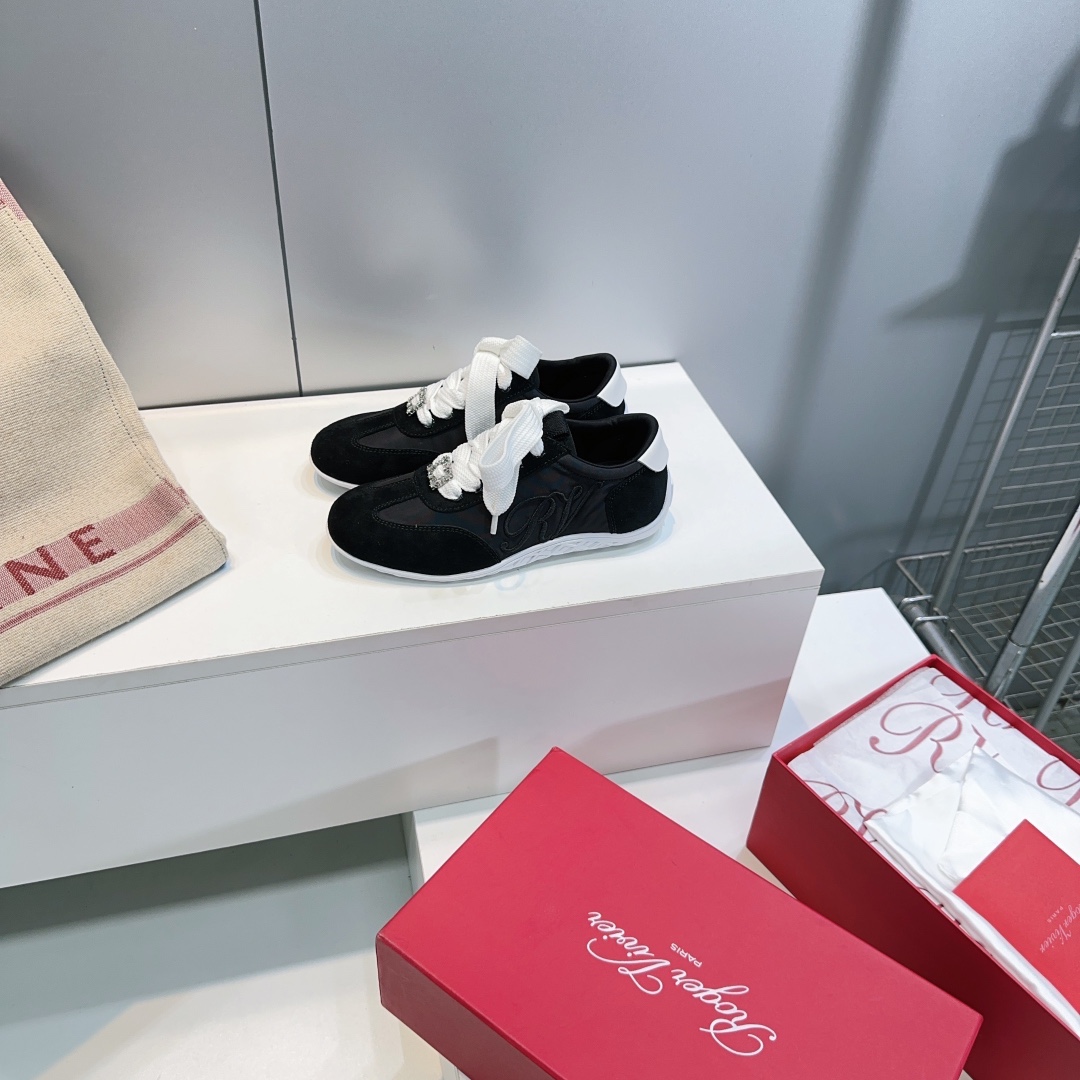 “Roger Vivier Autumn Winter Recreational Shoes with Embroidery: High-Quality Design and Comfort” - 图片 9