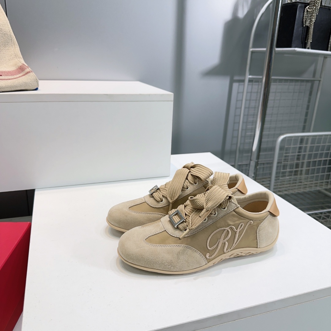 Title: High-Quality Roger Vivier Recreational Shoes with Embroidery Summary: Top-quality Roger Vivier autumn/winter sneakers with embroidered letters, velvet, and diamond buttons for elegance and comfort - 图片 7