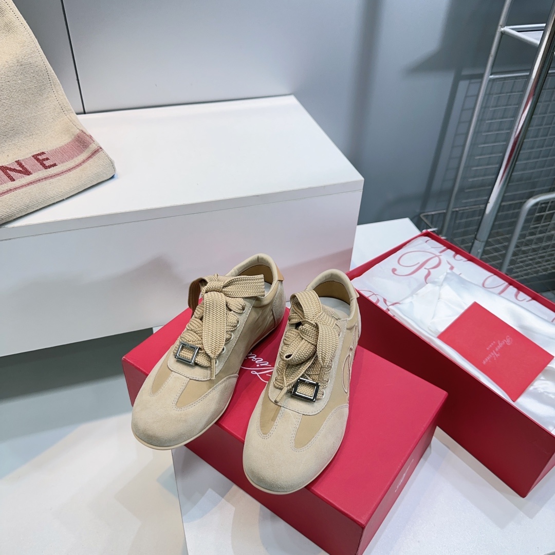 Title: High-Quality Roger Vivier Recreational Shoes with Embroidery Summary: Top-quality Roger Vivier autumn/winter sneakers with embroidered letters, velvet, and diamond buttons for elegance and comfort - 图片 2