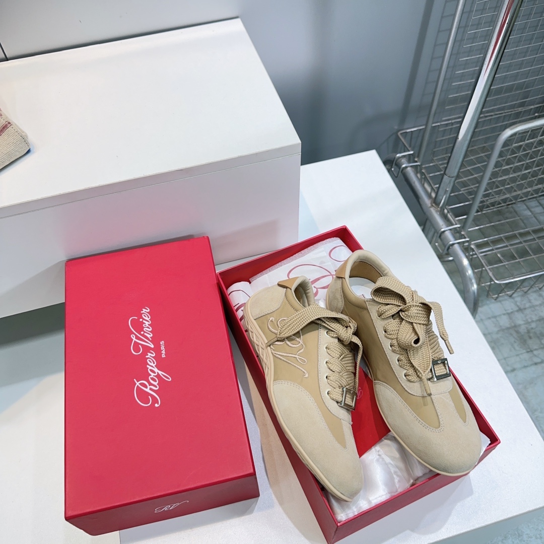 Title: High-Quality Roger Vivier Recreational Shoes with Embroidery Summary: Top-quality Roger Vivier autumn/winter sneakers with embroidered letters, velvet, and diamond buttons for elegance and comfort - 图片 3