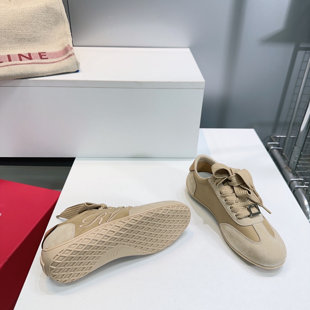Title: High-Quality Roger Vivier Recreational Shoes with Embroidery Summary: Top-quality Roger Vivier autumn/winter sneakers with embroidered letters, velvet, and diamond buttons for elegance and comfort - 图片 8