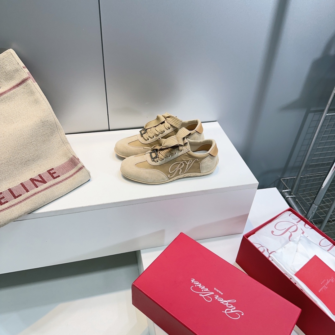 Title: High-Quality Roger Vivier Recreational Shoes with Embroidery Summary: Top-quality Roger Vivier autumn/winter sneakers with embroidered letters, velvet, and diamond buttons for elegance and comfort - 图片 1