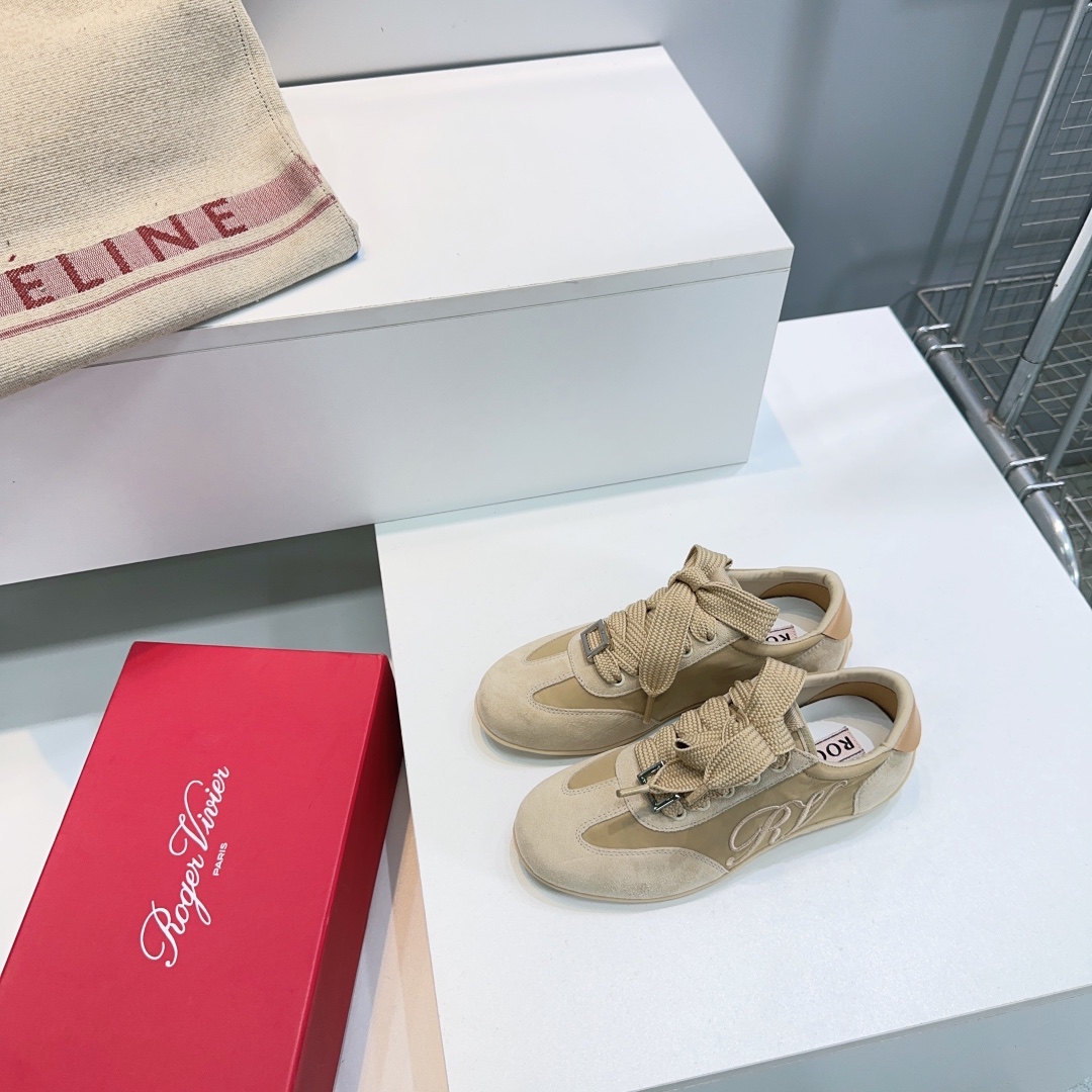 Title: High-Quality Roger Vivier Recreational Shoes with Embroidery Summary: Top-quality Roger Vivier autumn/winter sneakers with embroidered letters, velvet, and diamond buttons for elegance and comfort - 图片 4