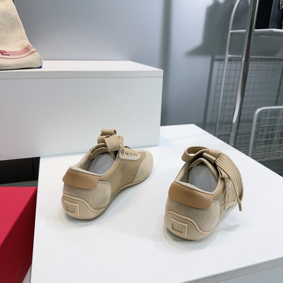 Title: High-Quality Roger Vivier Recreational Shoes with Embroidery Summary: Top-quality Roger Vivier autumn/winter sneakers with embroidered letters, velvet, and diamond buttons for elegance and comfort - 图片 9