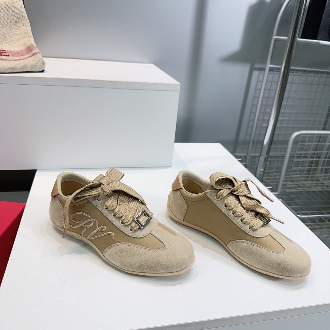 Title: High-Quality Roger Vivier Recreational Shoes with Embroidery Summary: Top-quality Roger Vivier autumn/winter sneakers with embroidered letters, velvet, and diamond buttons for elegance and comfort - 图片 6