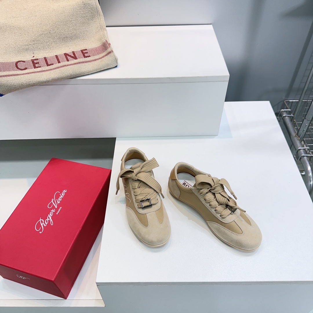 Title: High-Quality Roger Vivier Recreational Shoes with Embroidery Summary: Top-quality Roger Vivier autumn/winter sneakers with embroidered letters, velvet, and diamond buttons for elegance and comfort - 图片 5