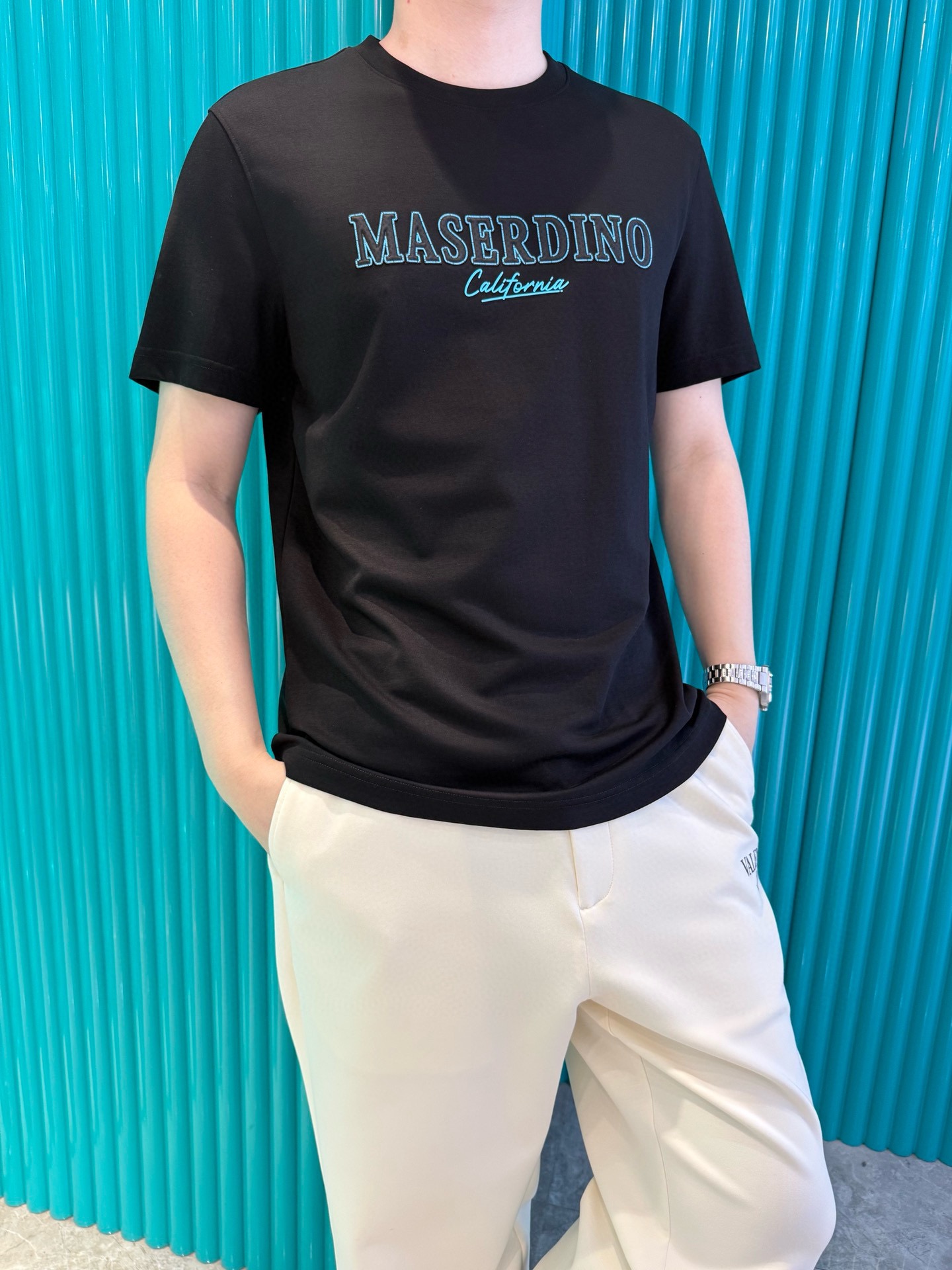 NO:503479,Dino Luxury Products - Brand's latest round neck T-shirt shipment in 2025, hot-selling items in Europe and the United States!  Select Italian imported brands to customize European cotton!  The brand logo on the chest is matched with the latest design to highlight fashion!  Number of codes 48-56 (model 180/140 wears 50, with Hong Kong Lane Crawford gift box packaging), tees, t-shirt, alexander wang19860909Dino奢品-品牌2025最新圆领T恤出货 欧美热销单品！精选意大利进口品牌定制欧货棉！胸口的品牌标志搭配最新的设计,彰显时尚 ！码数48-56（模特180/140穿50,配香港连卡佛礼盒包装）,,tees，t-shirt,alexander wang,Men's clothing