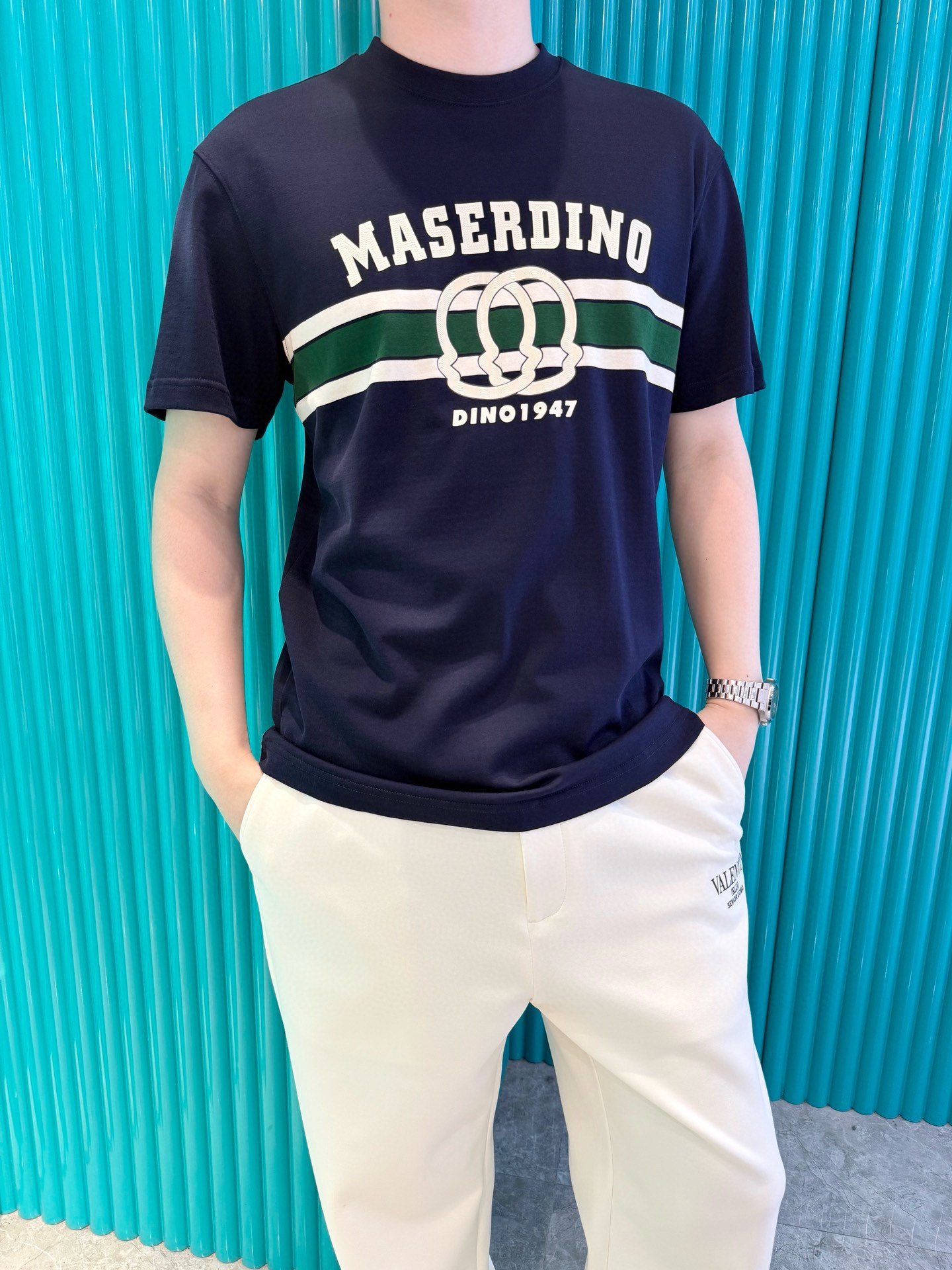 NO:503483,Dino Luxury Products - Brand's latest round neck T-shirt shipment in 2025, hot-selling items in Europe and the United States!  Selected Italian imported brands to customize 100% European cotton!  The brand logo on the chest is matched with the latest design to highlight fashion!  Number of codes 48-56 (model 180/140 wears 50, with Hong Kong Lane Crawford gift box packaging), tees, t-shirt, alexander wang19860909Dino奢品-品牌2025最新圆领T恤出货 欧美热销单品！精选意大利进口品牌定制百分百欧货棉！胸口的品牌标志搭配最新的设计,彰显时尚 ！码数48-56（模特180/140穿50,配香港连卡佛礼盒包装）,,tees，t-shirt,alexander wang,Men's clothing