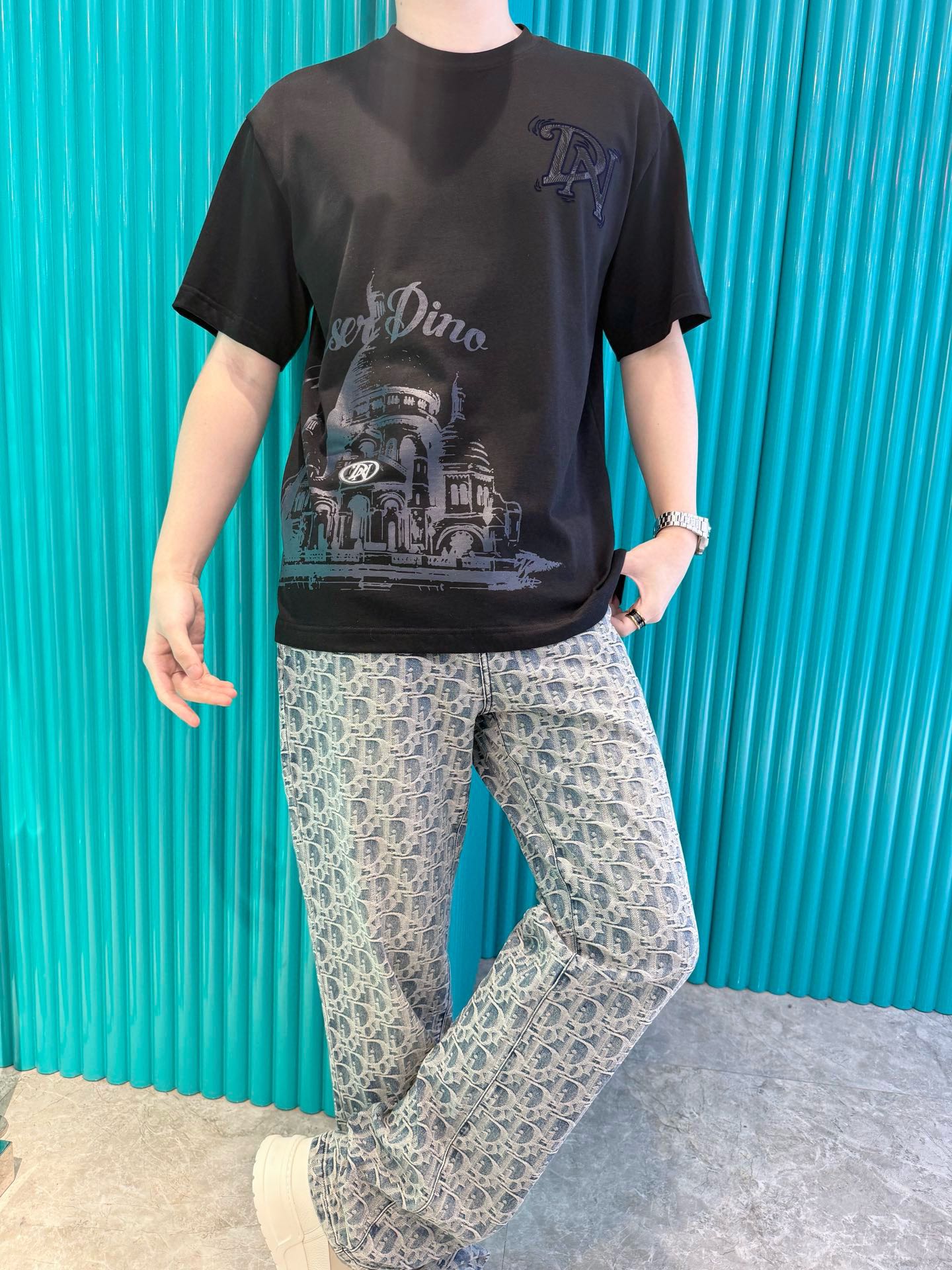 NO:503487,Dino Luxury Products - Brand's latest round neck T-shirt shipment in 2025, hot-selling items in Europe and the United States!  Select Italian imported brands to customize European cotton!  The brand logo on the chest is matched with the latest design to highlight fashion!  Number of codes 48-56 (model 180/140 wears 50, with Hong Kong Lane Crawford gift box packaging), tees, t-shirt, alexander wang19860909Dino奢品-品牌2025最新圆领T恤出货 欧美热销单品！精选意大利进口品牌定制欧货棉！胸口的品牌标志搭配最新的设计,彰显时尚 ！码数48-56（模特180/140穿50,配香港连卡佛礼盒包装）,,tees，t-shirt,alexander wang,Men's clothing