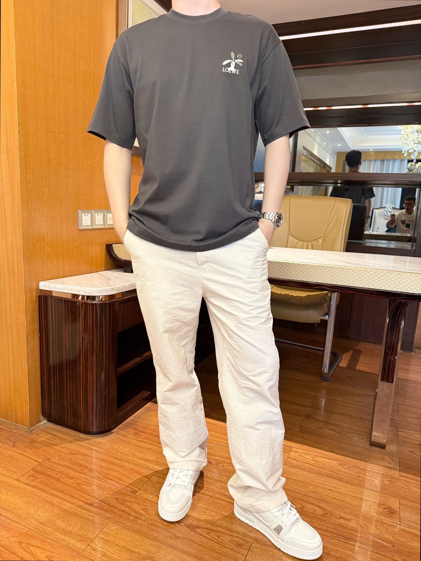 NO:503505,Luo Yiwei - the latest hot T-shirt shipment in 2025, hot-selling items in Europe and the United States!  Selected Italian imported fine cotton fabrics with the latest designs, the unique brand embroidery on the chest highlights the fashion, and the upper body effect can be seen. The number of codes is 48-56 (model 180/140 wears 48, with Hong Kong Lane Crawford gift box packaging), loewe,tees, t-shirt, alexander wang19860909罗意威-2025最新爆款T恤出货 欧美热销单品！精选意大利进口精棉面料搭配最新的设计,胸前的独特品牌刺绣彰显时尚 上身效果看得见.码数48-56（模特180/140穿48,配香港连卡佛礼盒包装）,,loewe,tees，t-shirt,alexander wang,Men's clothing