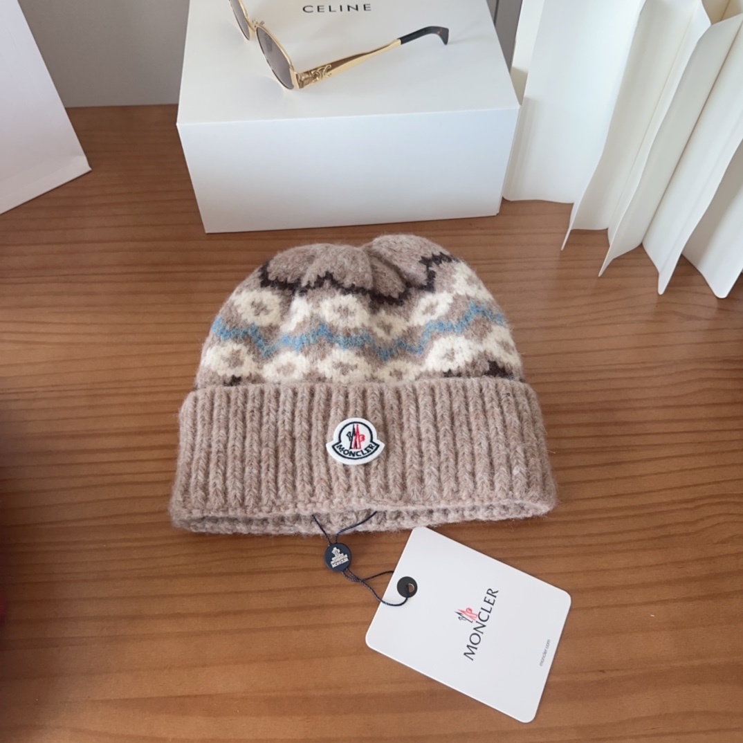 

Moncler蒙口25秋冬女士羊毛编织保暖针织帽
羊绒软糯般质感，正品级享受！
超大狐狸毛球11定制