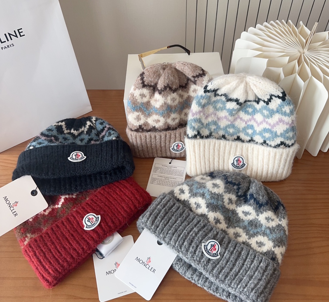 

Moncler蒙口25秋冬女士羊毛编织保暖针织帽
羊绒软糯般质感，正品级享受！
超大狐狸毛球11定制