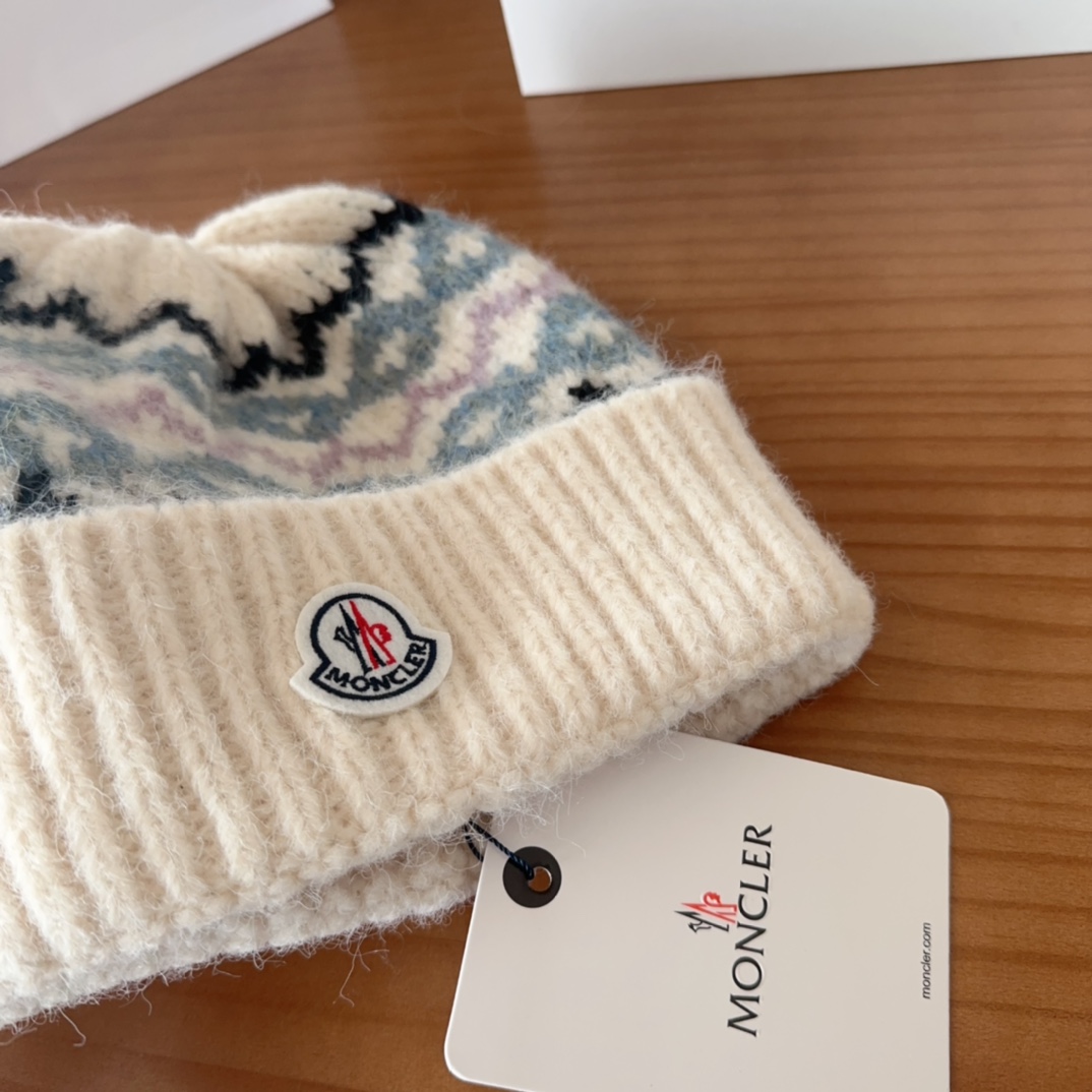 

Moncler蒙口25秋冬女士羊毛编织保暖针织帽
羊绒软糯般质感，正品级享受！
超大狐狸毛球11定制