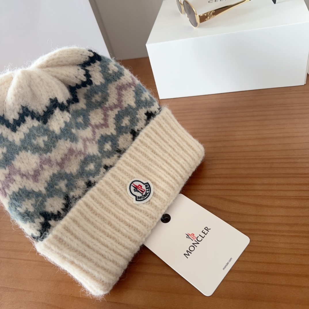 

Moncler蒙口25秋冬女士羊毛编织保暖针织帽
羊绒软糯般质感，正品级享受！
超大狐狸毛球11定制