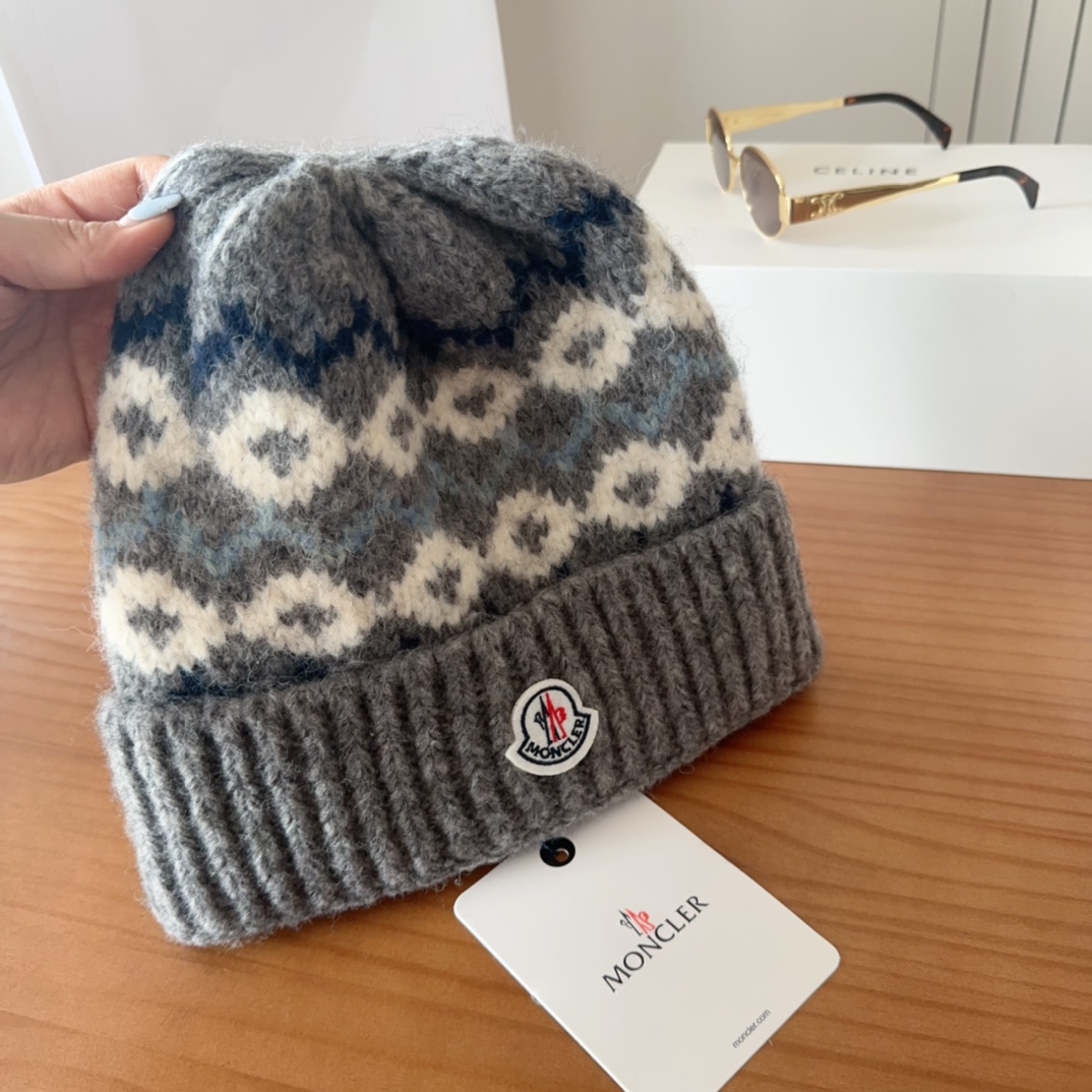

Moncler蒙口25秋冬女士羊毛编织保暖针织帽
羊绒软糯般质感，正品级享受！
超大狐狸毛球11定制