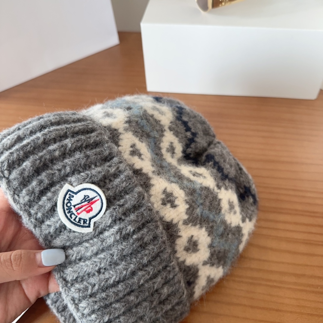 

Moncler蒙口25秋冬女士羊毛编织保暖针织帽
羊绒软糯般质感，正品级享受！
超大狐狸毛球11定制