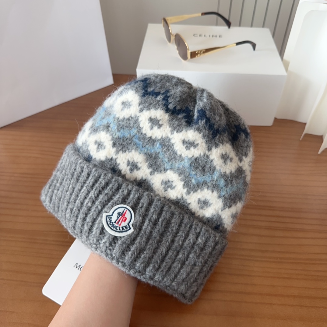 

Moncler蒙口25秋冬女士羊毛编织保暖针织帽
羊绒软糯般质感，正品级享受！
超大狐狸毛球11定制