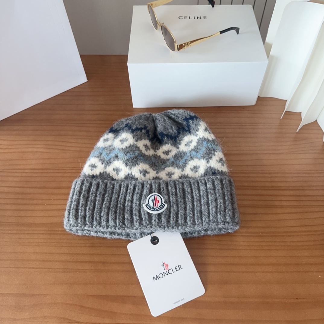 

Moncler蒙口25秋冬女士羊毛编织保暖针织帽
羊绒软糯般质感，正品级享受！
超大狐狸毛球11定制