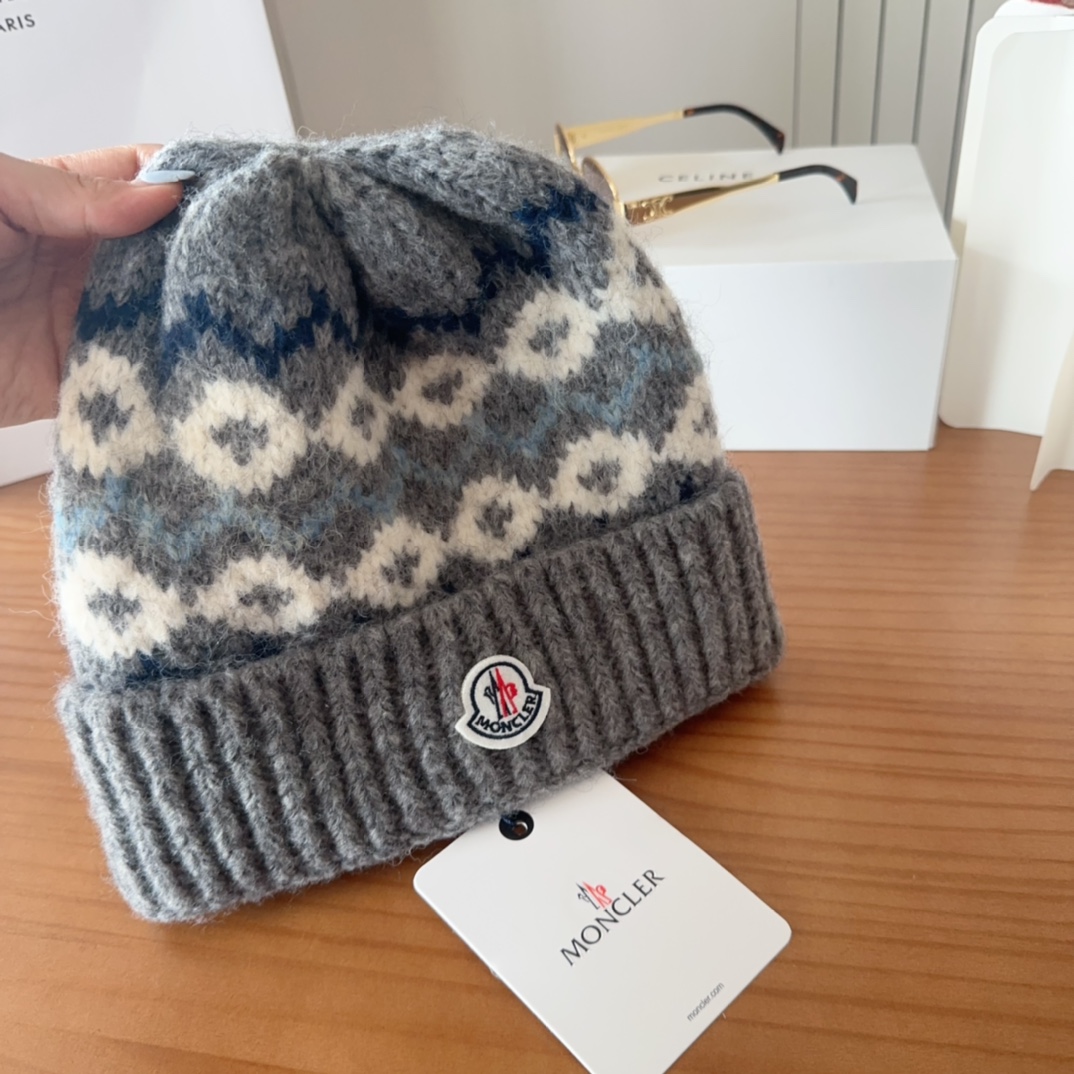 

Moncler蒙口25秋冬女士羊毛编织保暖针织帽
羊绒软糯般质感，正品级享受！
超大狐狸毛球11定制