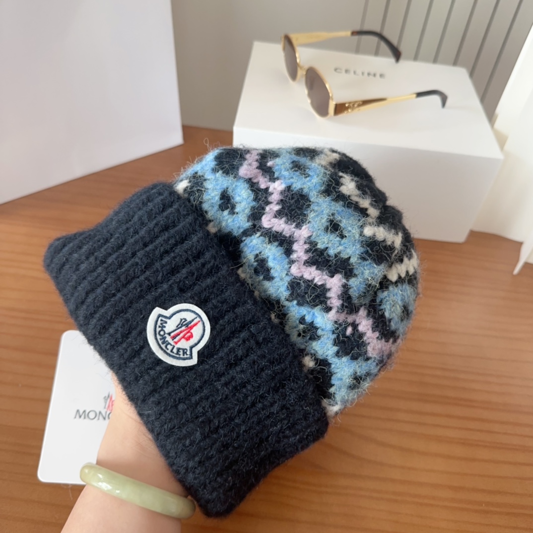 

Moncler蒙口25秋冬女士羊毛编织保暖针织帽
羊绒软糯般质感，正品级享受！
超大狐狸毛球11定制